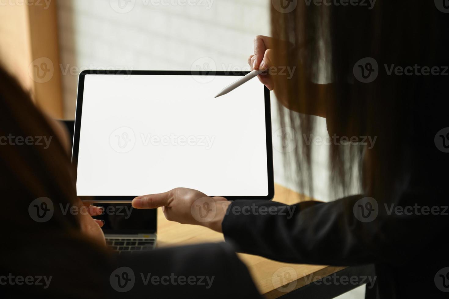 imprenditrice del team che lavora su schermo vuoto tablet moderno in ufficio. foto