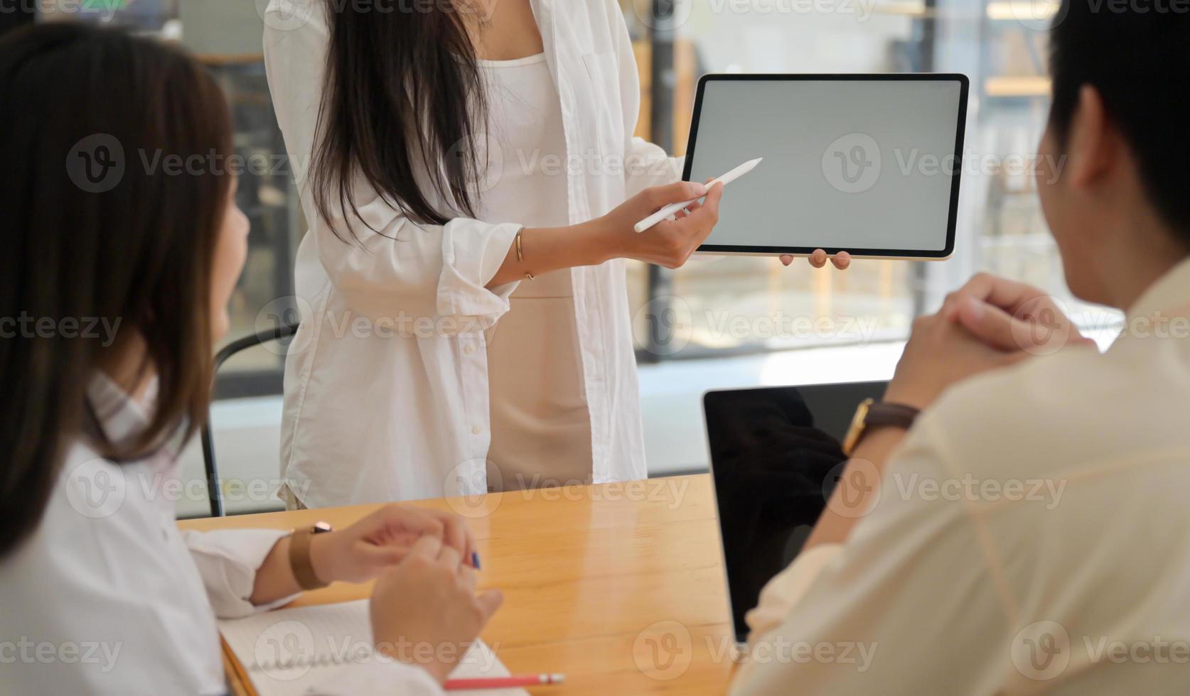 gli insegnanti consigliano il tutoraggio tramite tablet per l'apprendimento online. foto