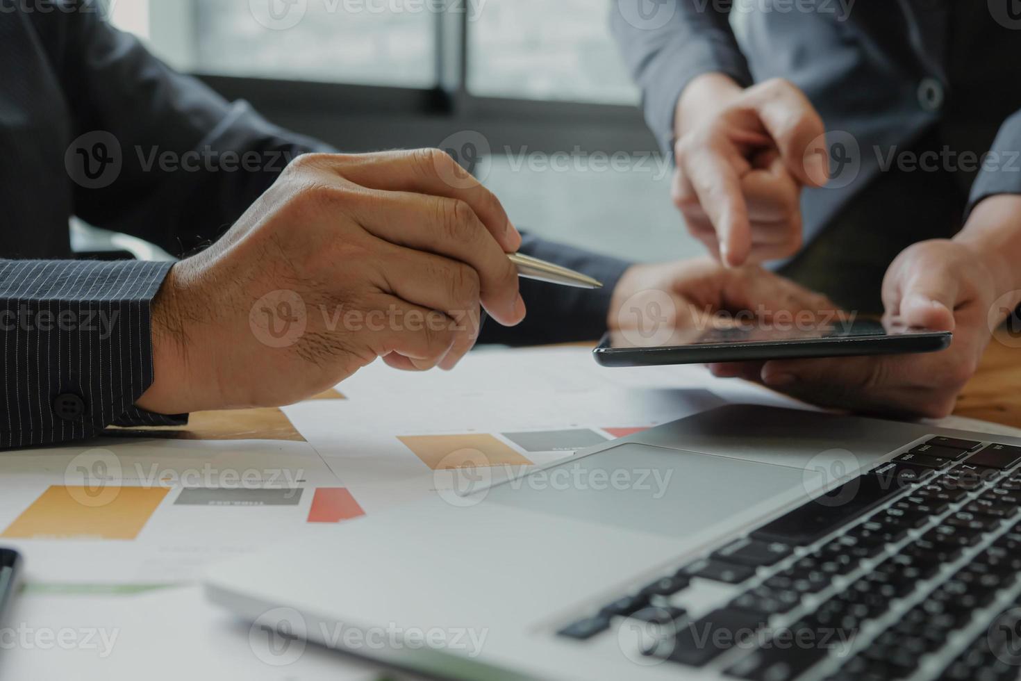 due uomini d'affari stanno pianificando il lavoro per raggiungere gli obiettivi organizzativi. foto