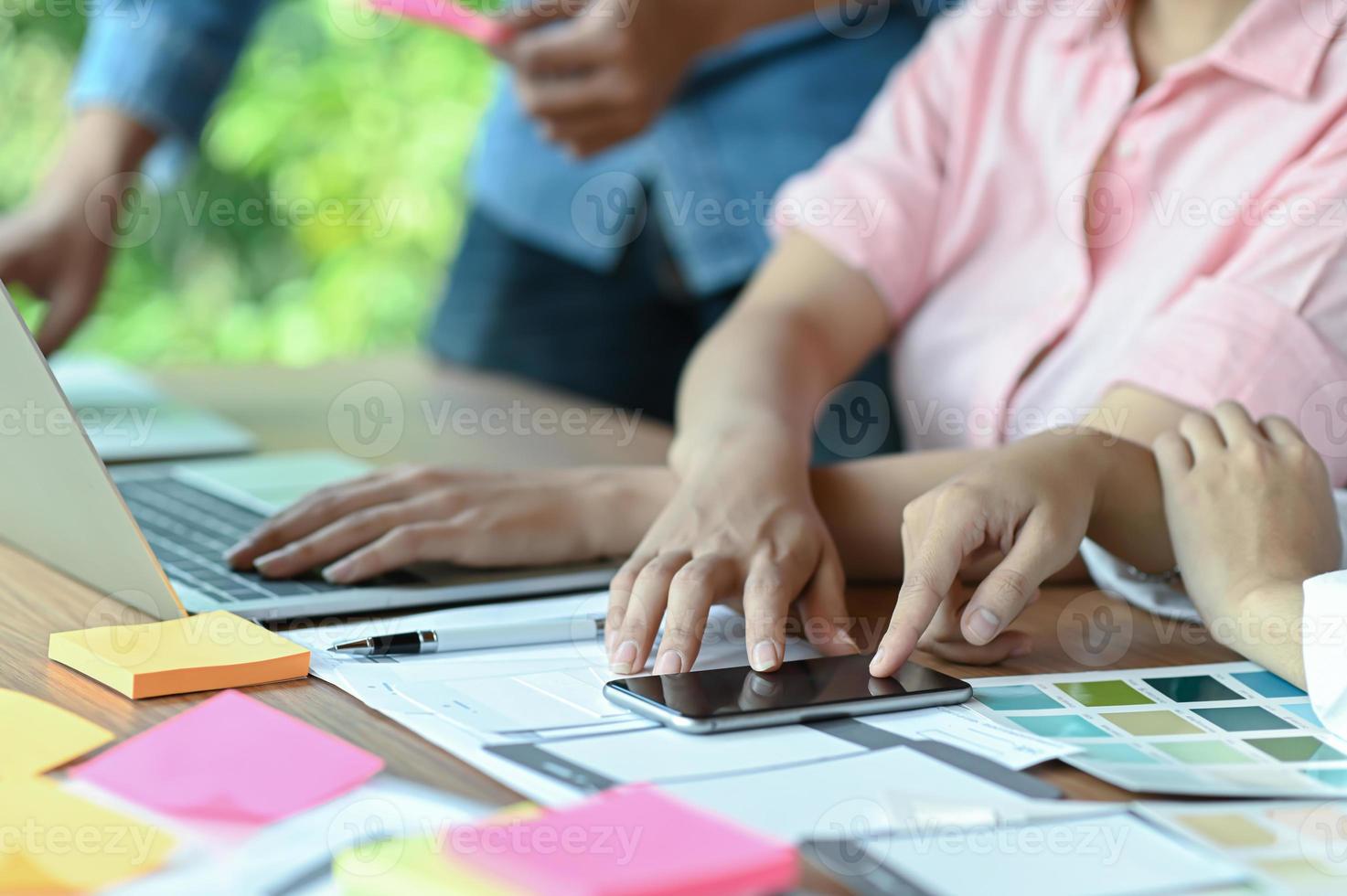 un team di progettisti di applicazioni professionali sta progettando uno schermo mobile e utilizza un laptop. foto