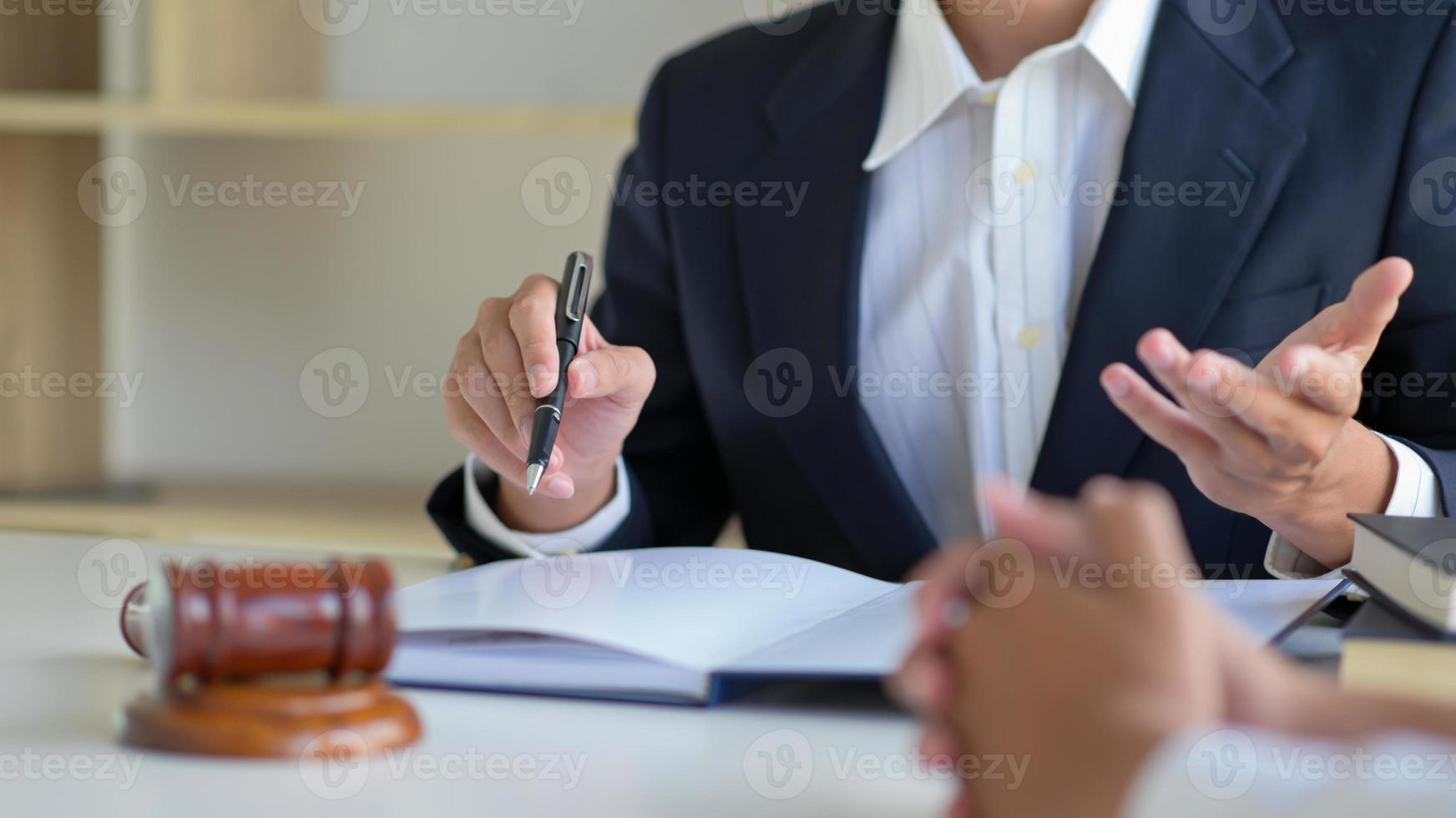 colpo ritagliato di avvocati che danno consigli ai clienti nello studio legale. foto