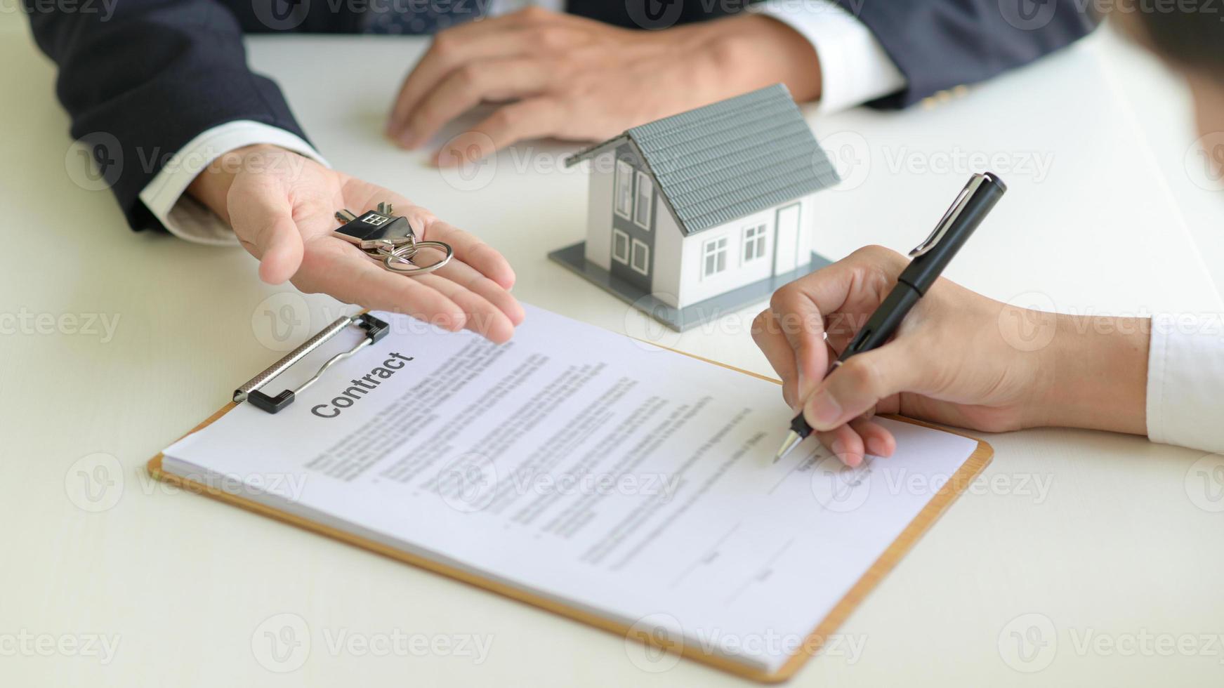 concetto di bene immobile, contratto di firma del cliente sul contratto di mutuo per la casa. foto