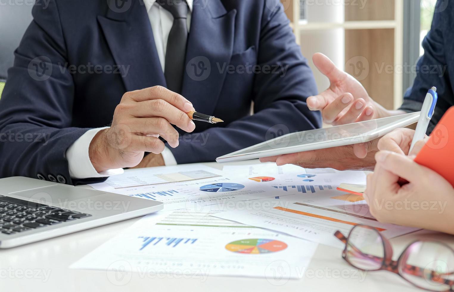 il team di gestione e il segretario stanno incontrando il riepilogo del lavoro. foto