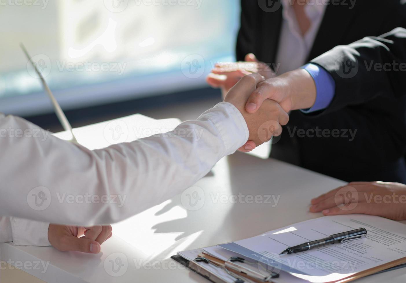 colpo ritagliato della stretta di mano per congratularsi con il progetto comune. foto