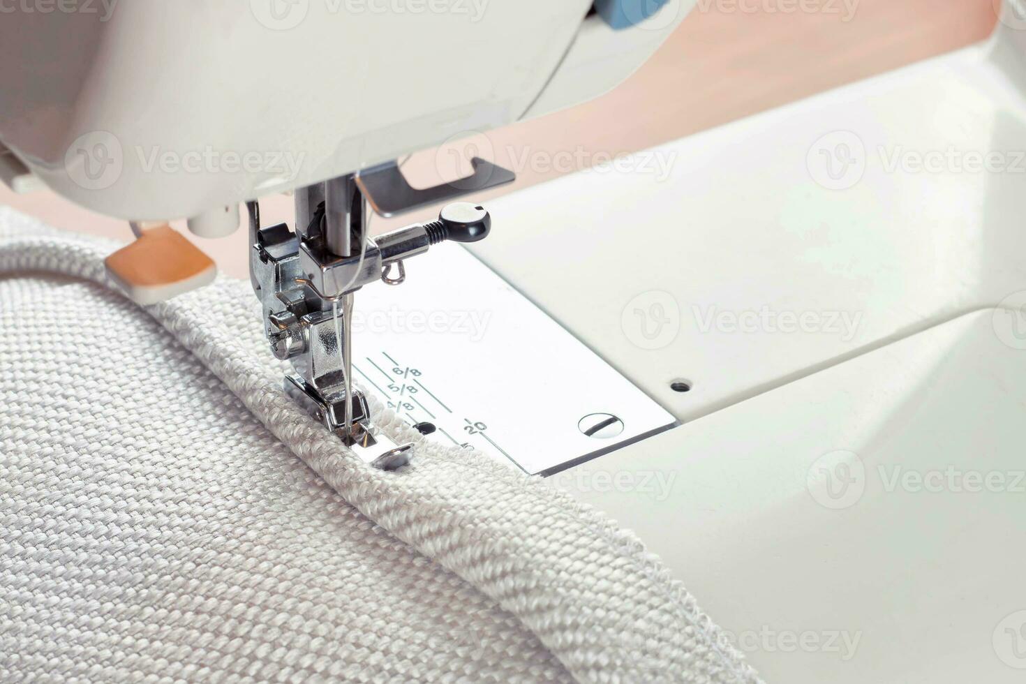 cucire macchina. il processi di cucire un' decorativo cordone di bianca tessuto. foto