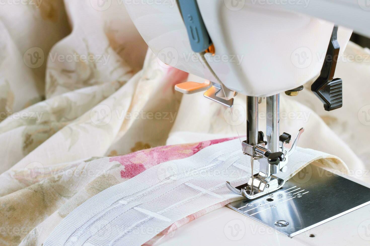 moderno cucire macchina, cucire processi foto