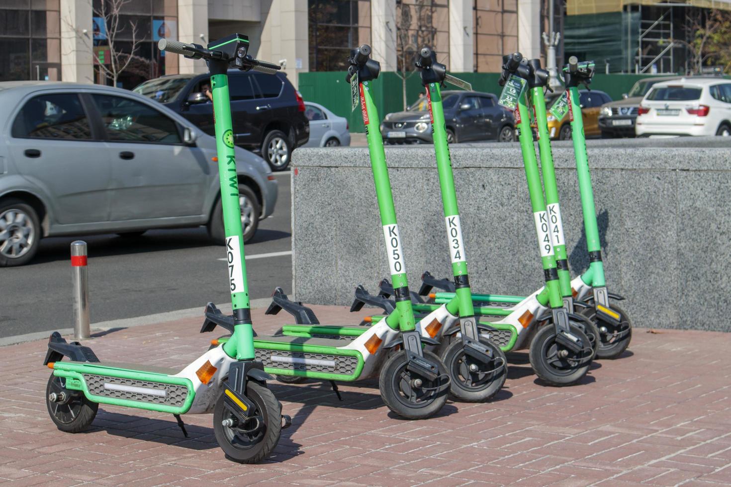 ucraina, kiev, 13 settembre 2021 - scooter elettrici disponibili per l'affitto foto