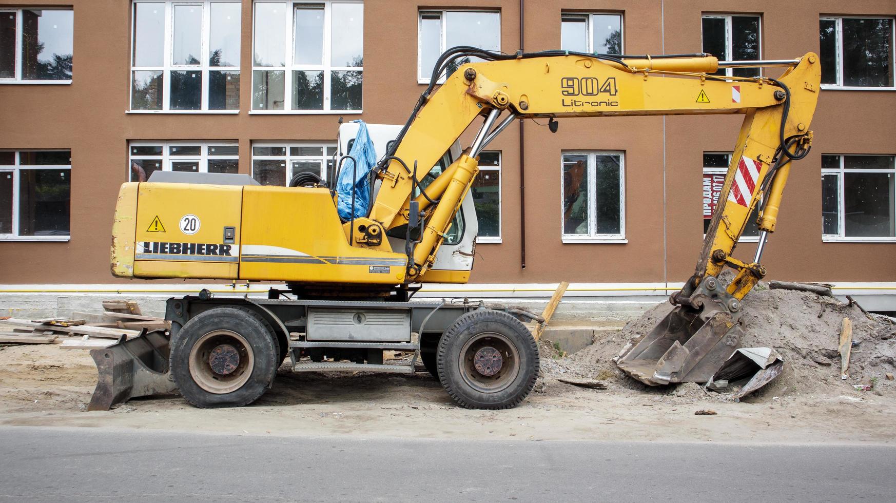 ucraina, kiev, 13 settembre 2021 - caricatore per gru mobile foto