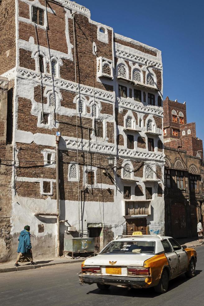 sanaa, yemen, 2021 - scene di strada ed edifici nella città vecchia foto