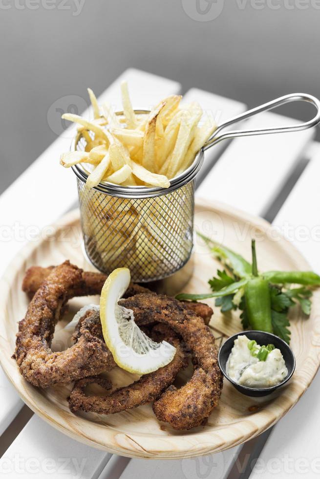 tentacoli di polpo fritti e patatine fritte snack tapas in spagna foto