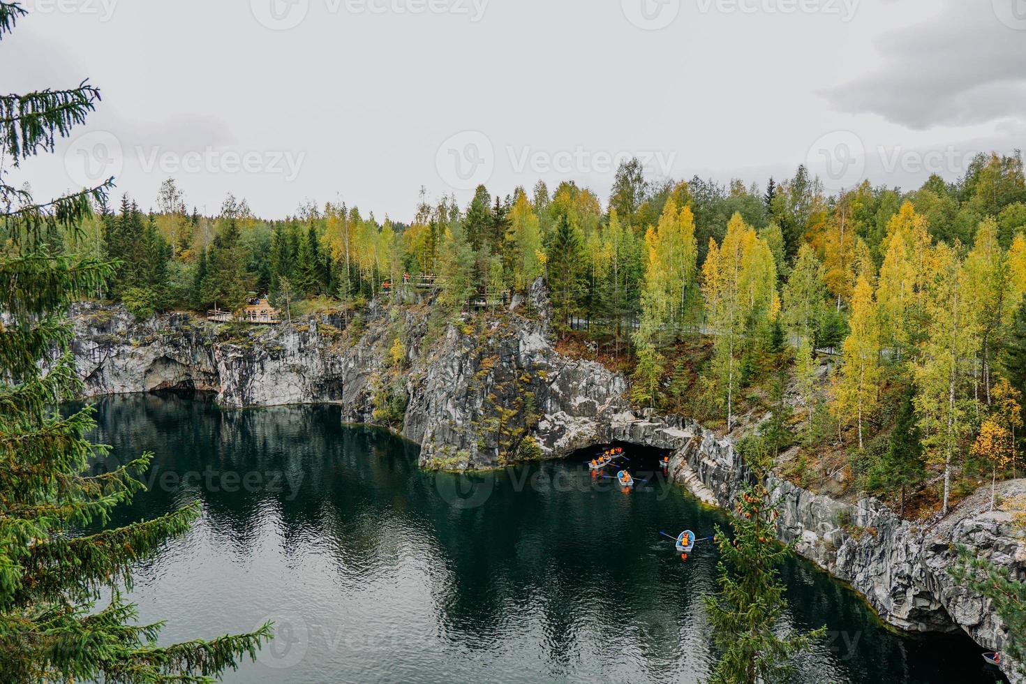 Canyon di marmo abbandonato nel parco di montagna di Ruskeala, Carelia, Russia foto