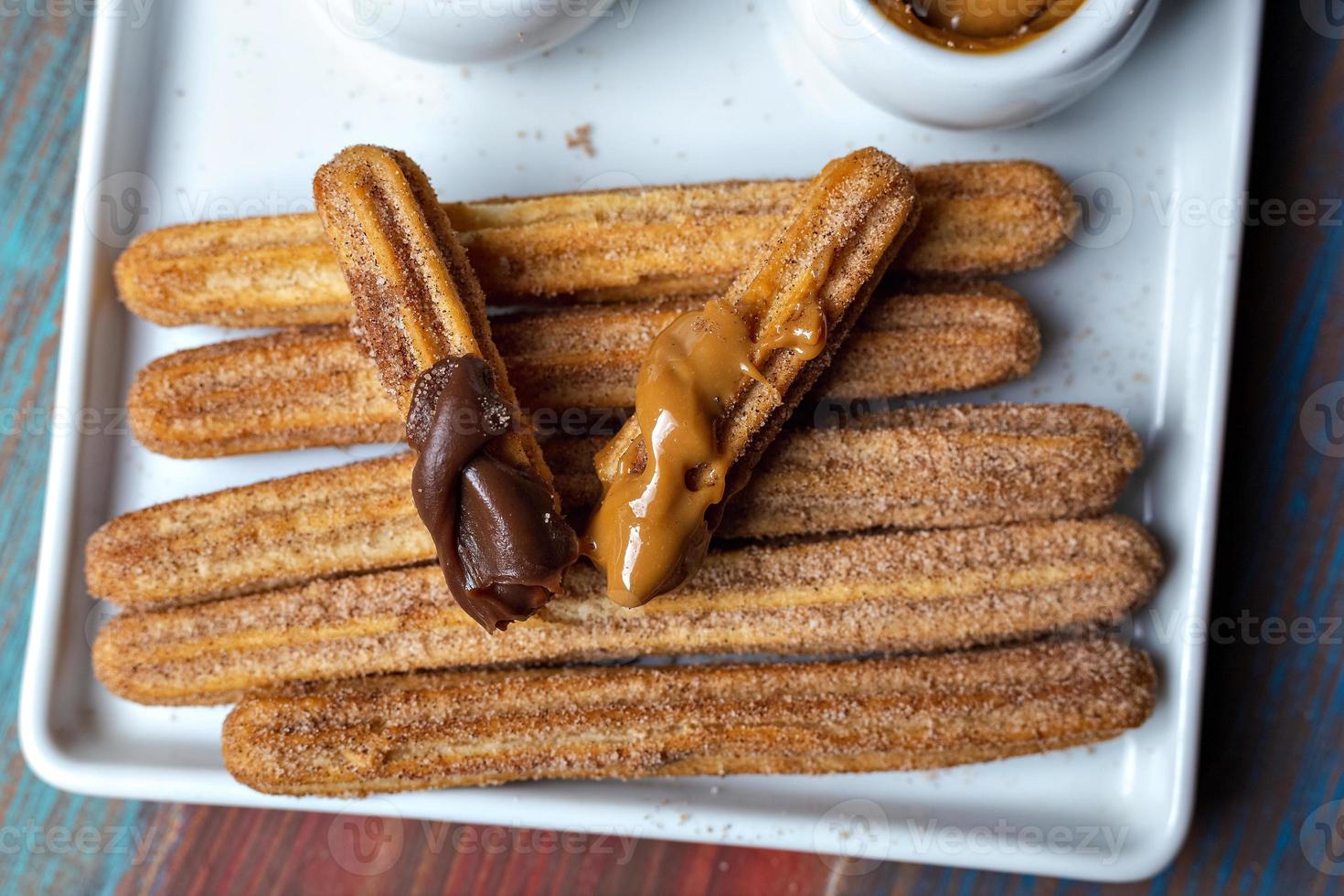 dolce fritto con cannella e cioccolato foto