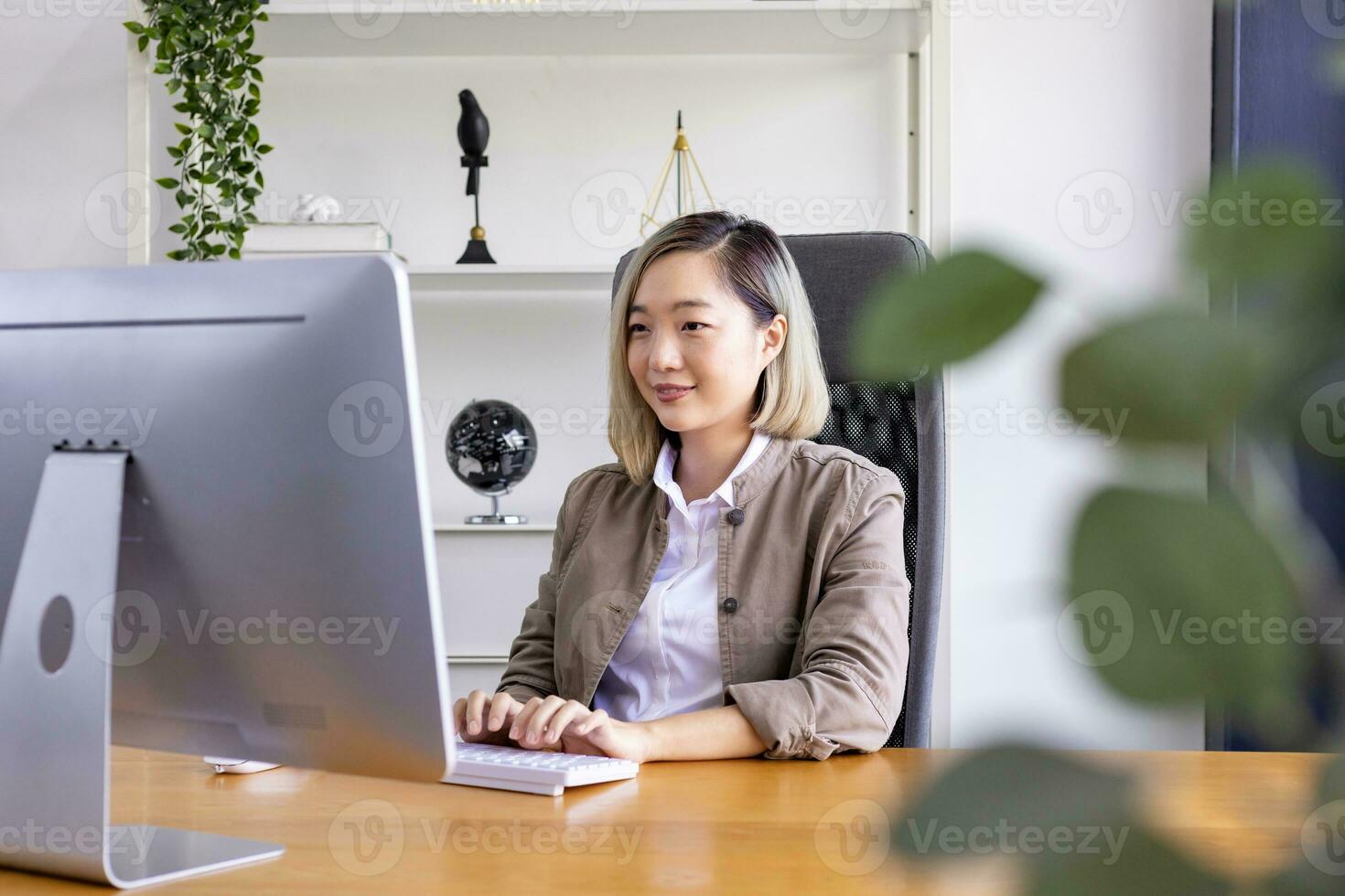 asiatico donna d'affari Lavorando nel ufficio utilizzando computer con casuale formale indossare per in linea lavoro, amministrazione e contabile attività commerciale dipendente concetto foto