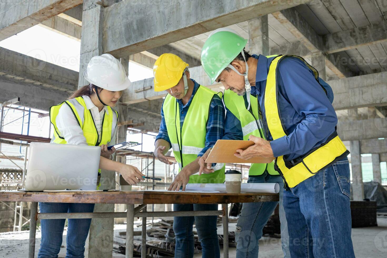 squadra di ingegnere, architetto, contraente e caposquadra incontro e consulenza a costruzione edificio luogo con pavimento Piano per vero tenuta sviluppo progetto industria e alloggiamento sequenza temporale foto