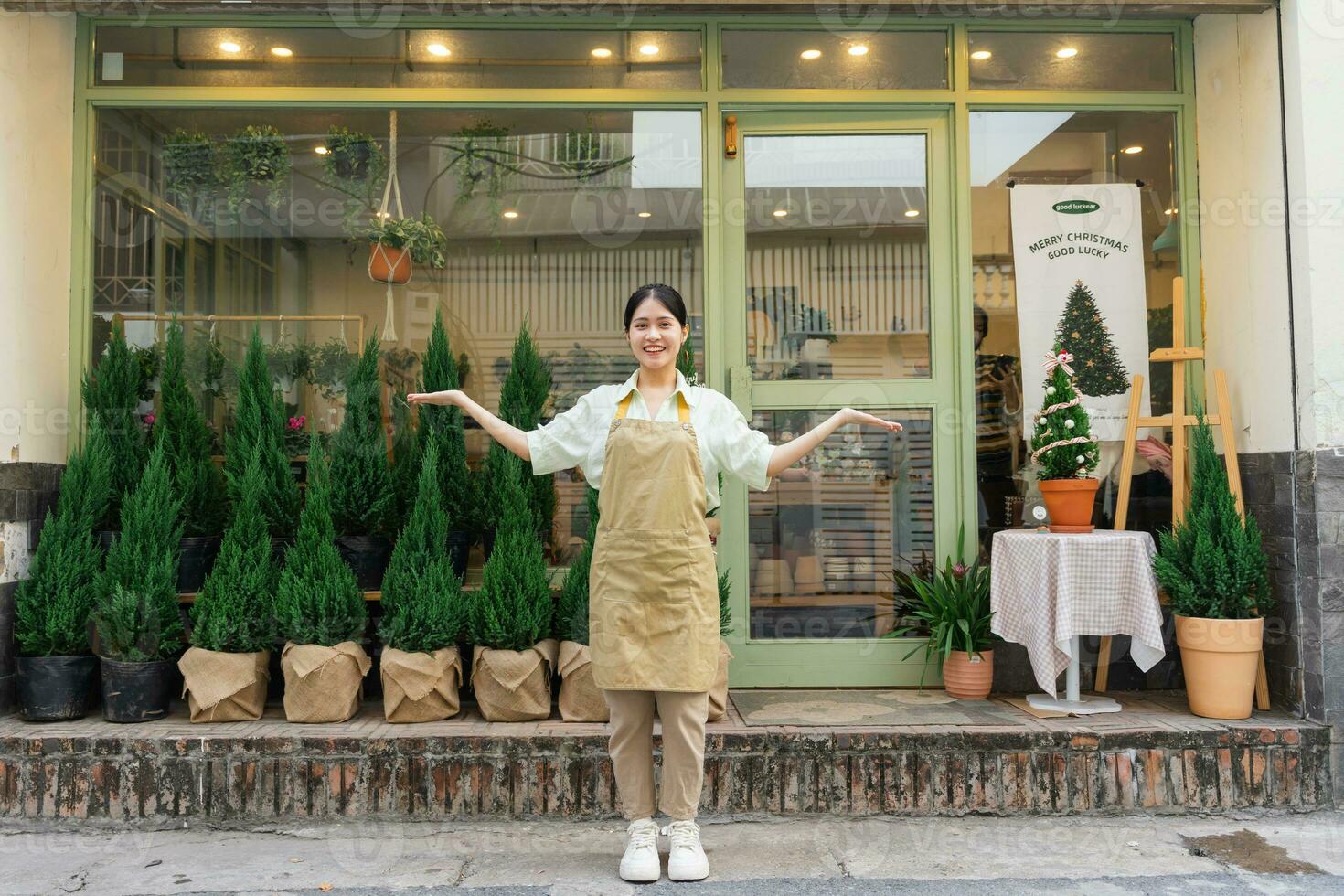 ritratto di asiatico donna Lavorando nel un' pianta negozio foto