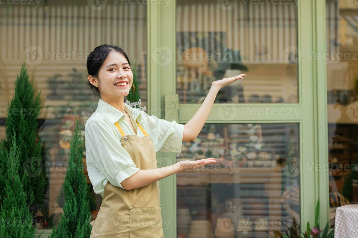 ritratto di asiatico donna Lavorando nel un' pianta negozio foto