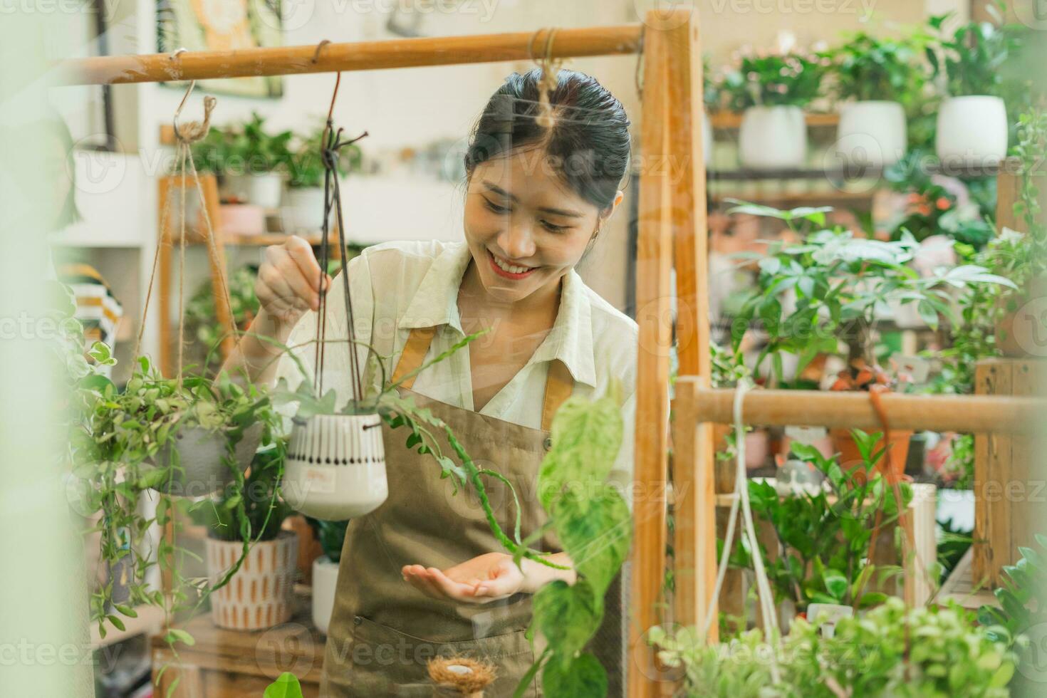 ritratto di asiatico donna Lavorando nel un' pianta negozio foto