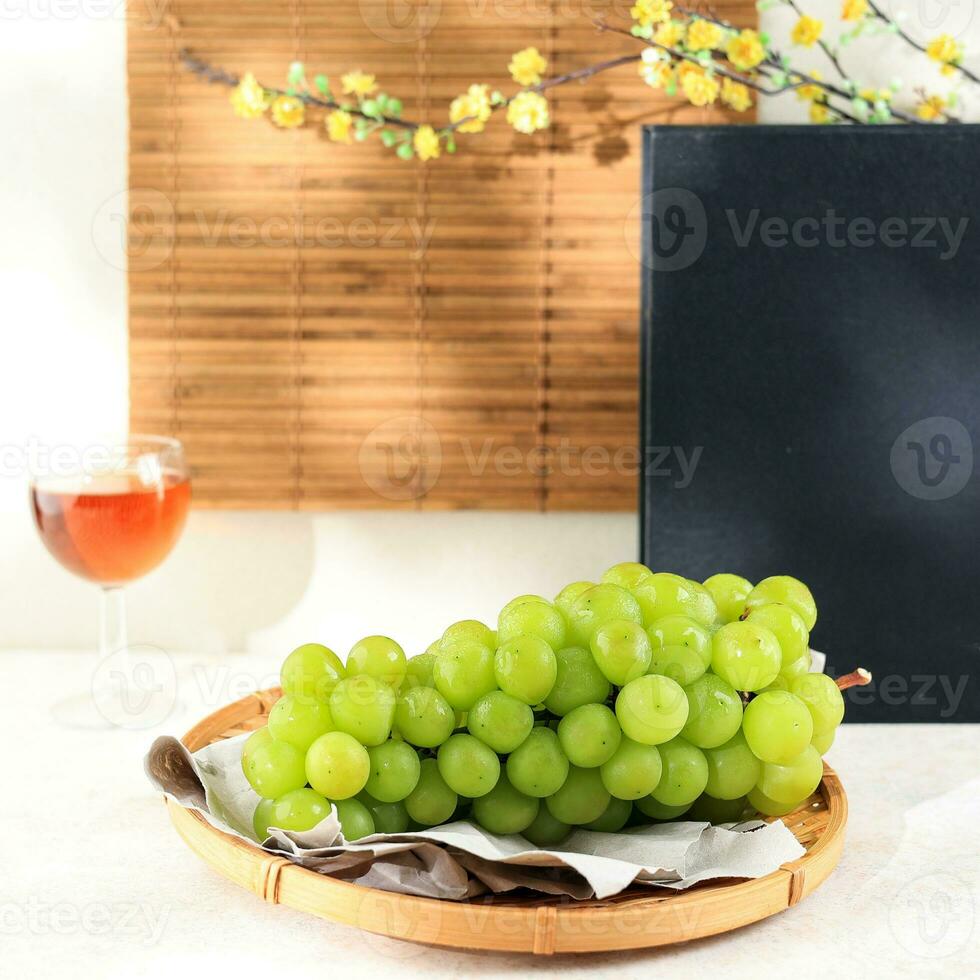 verde brillare moscato uva su bianca tavolo foto