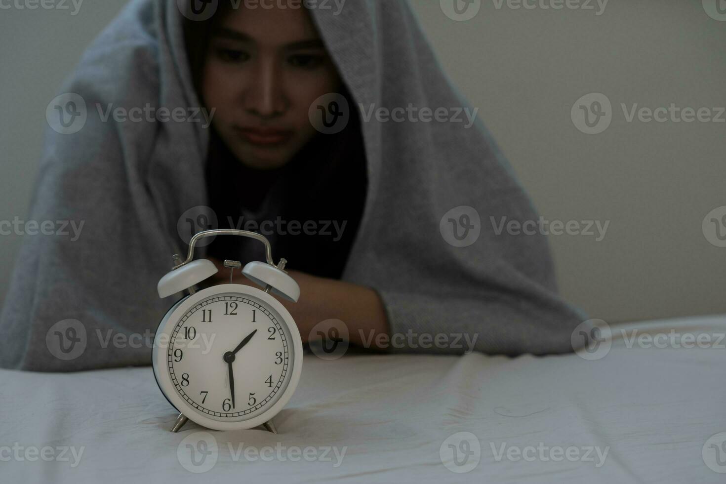 asiatico donna nel letto in ritardo provando per dormire sofferenza insonnia, insonne o impaurito nel un' incubo, guardare triste preoccupato e stressato. stanco e mal di testa o emicrania veglia su nel il mezzo di il notte. foto