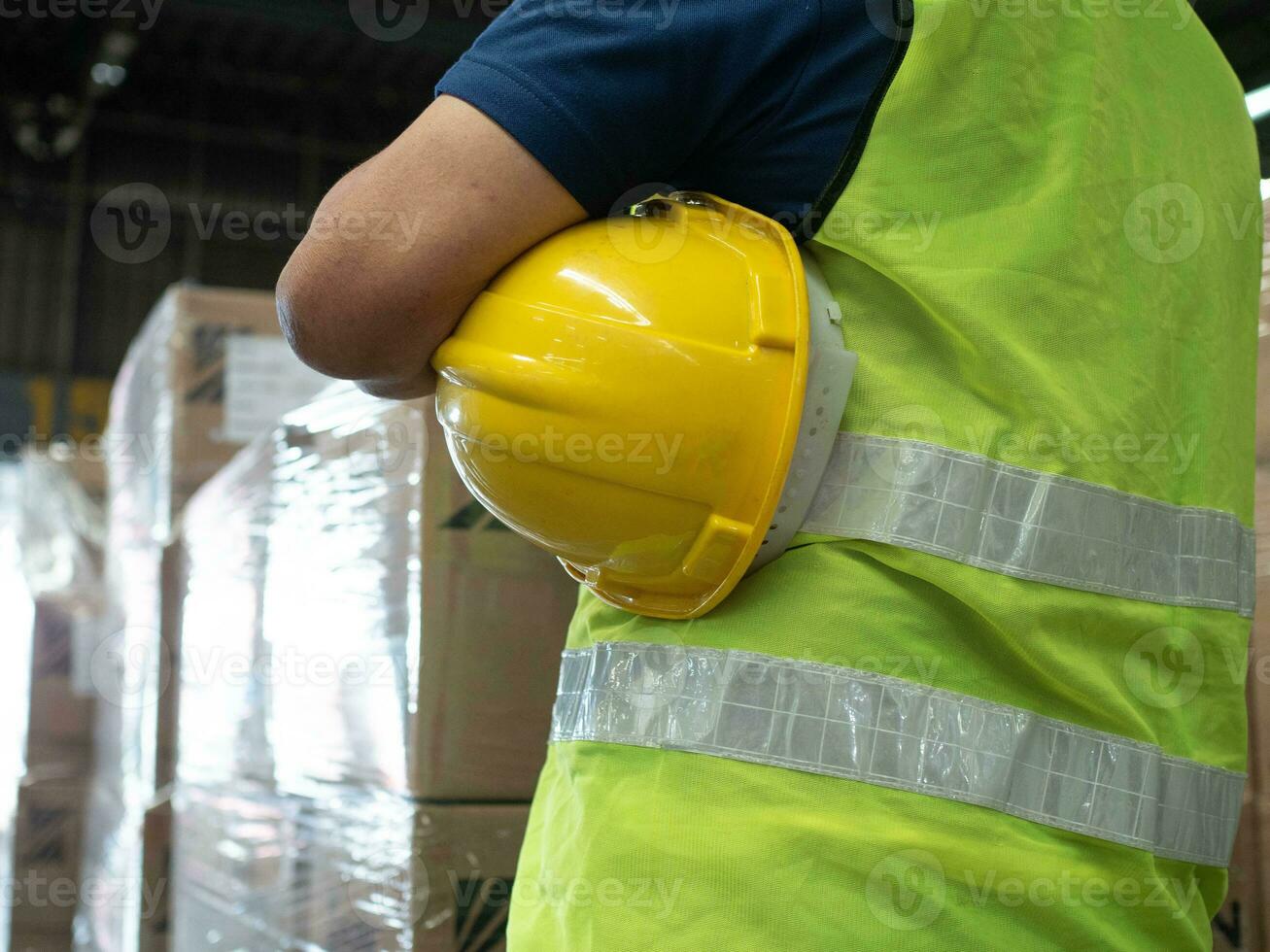 giallo arancia colore elmetto protettivo sicurezza casco Tenere braccio mano persona lavoro duro e faticoso persone umano copia spazio attrezzatura costruzione opera lavoro protezione edificio ingegnere spedizione costume importare esportare pericoloso foto