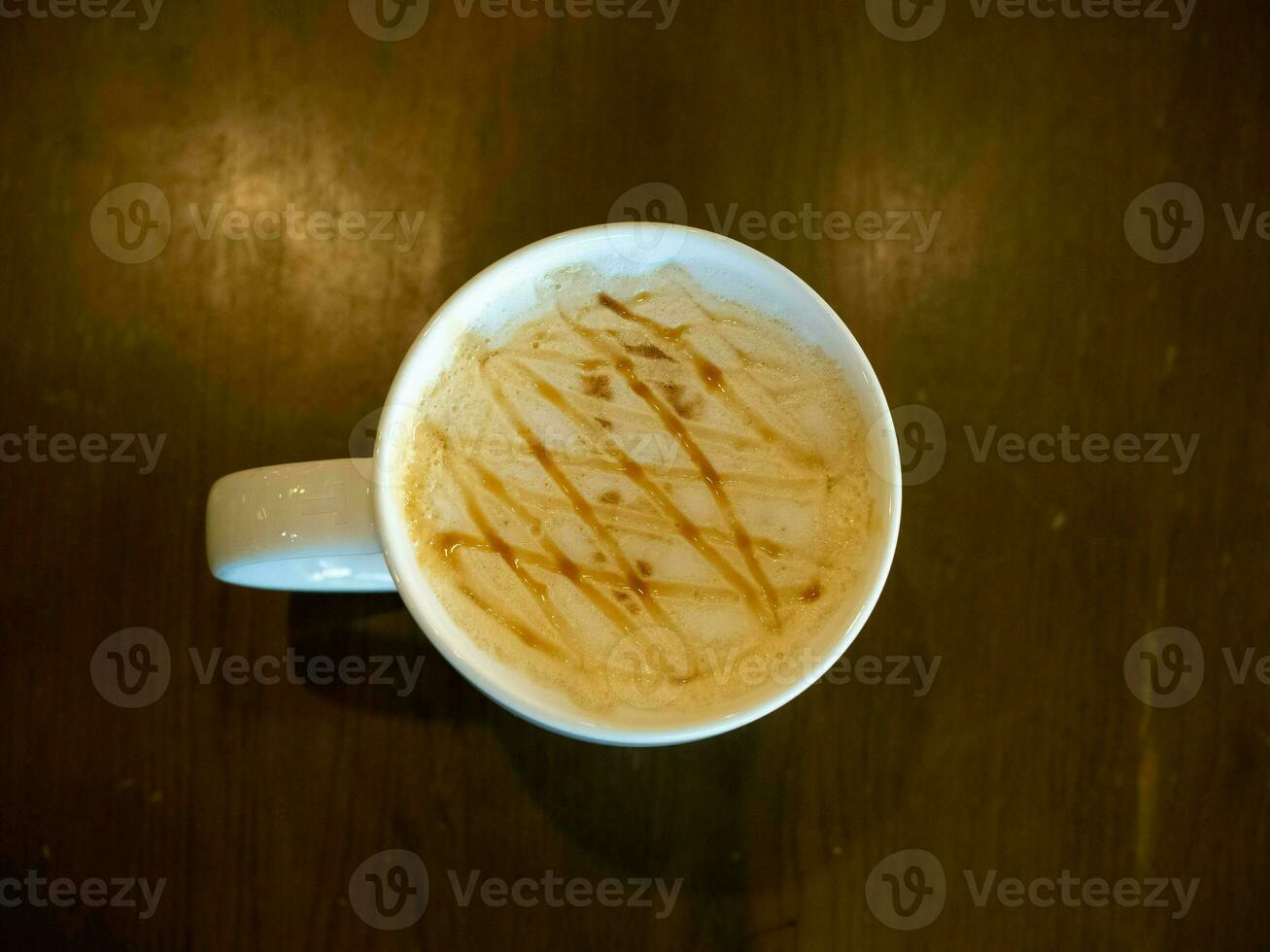superiore Visualizza caffè tazza bevanda caffè espresso boccale bevanda caldo freddo caffeina prima colazione cappuccino caldo bevanda mattina latte macchiato Marrone cibo nero caffè rinfresco aroma oggetto sfondo rinfresco schiuma coperchio negozio latte foto