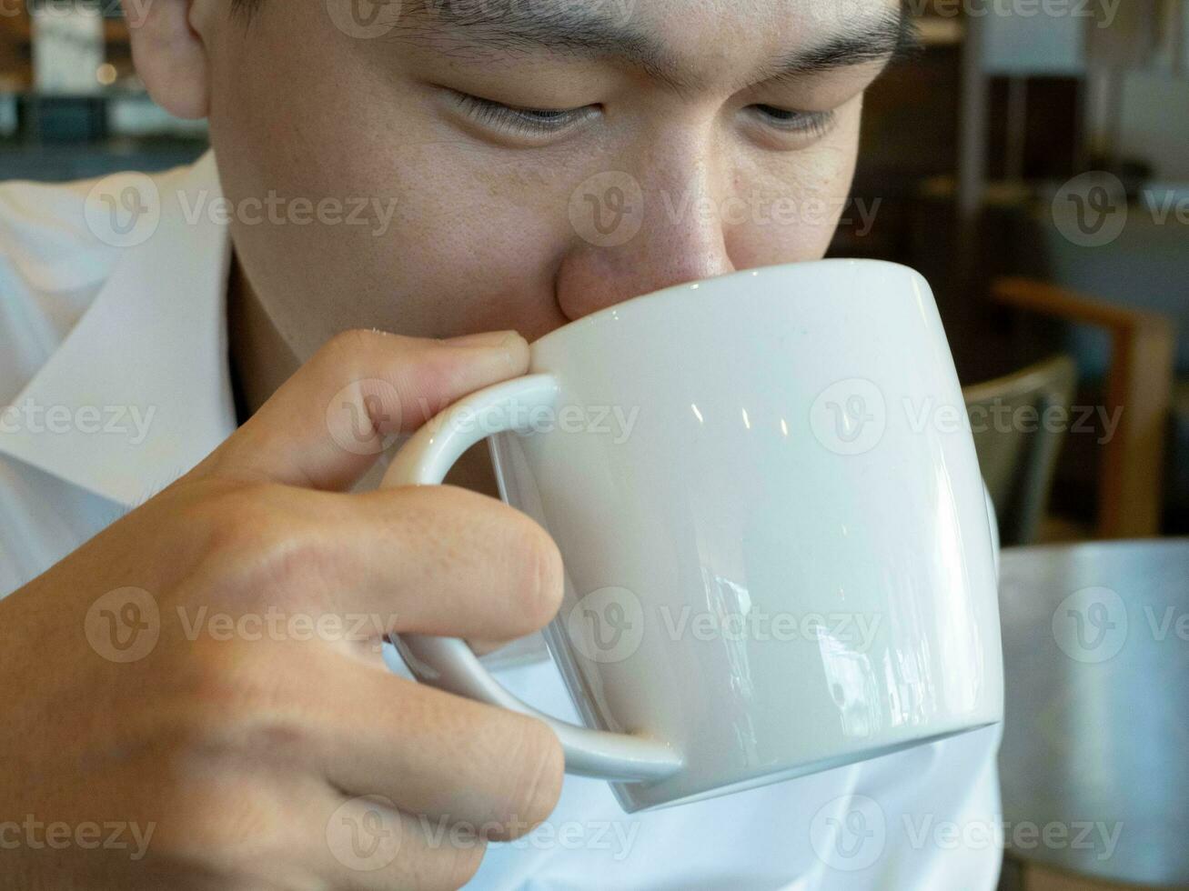 maschio uomo uomo d'affari persona persone umano potabile caffè tazza bianca colore Tenere bar rompere caffein tè manager personale contento rilassamento successo boccale bevanda aziendale copia spazio stile di vita ufficio bevanda foto