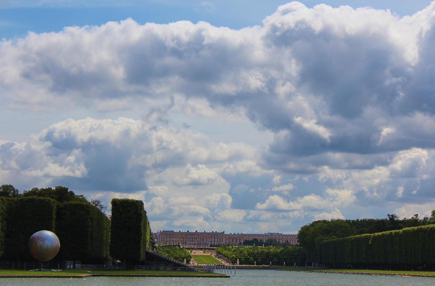 una vista solitaria del parco di versailles, francia foto