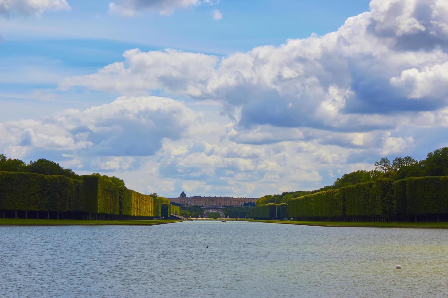 una vista solitaria del parco di versailles, francia foto