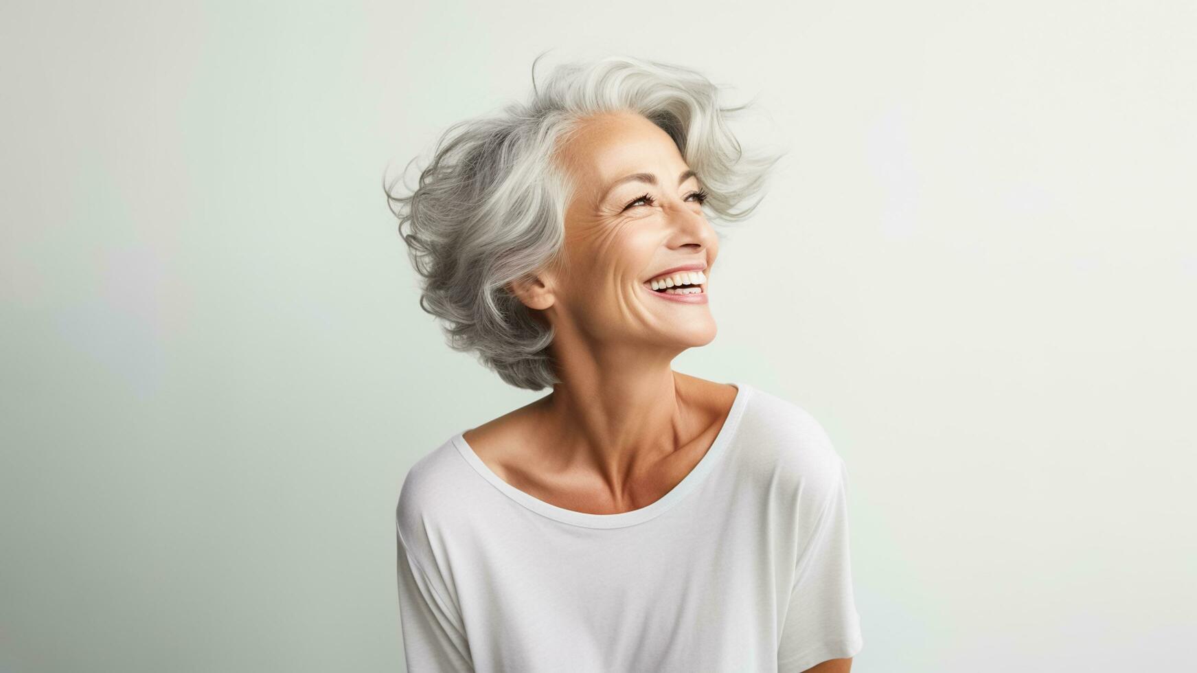 ai generato 50s mezzo anziano anziano anziano modello donna con grigio capelli sorridente bianca sfondo. ai generato foto