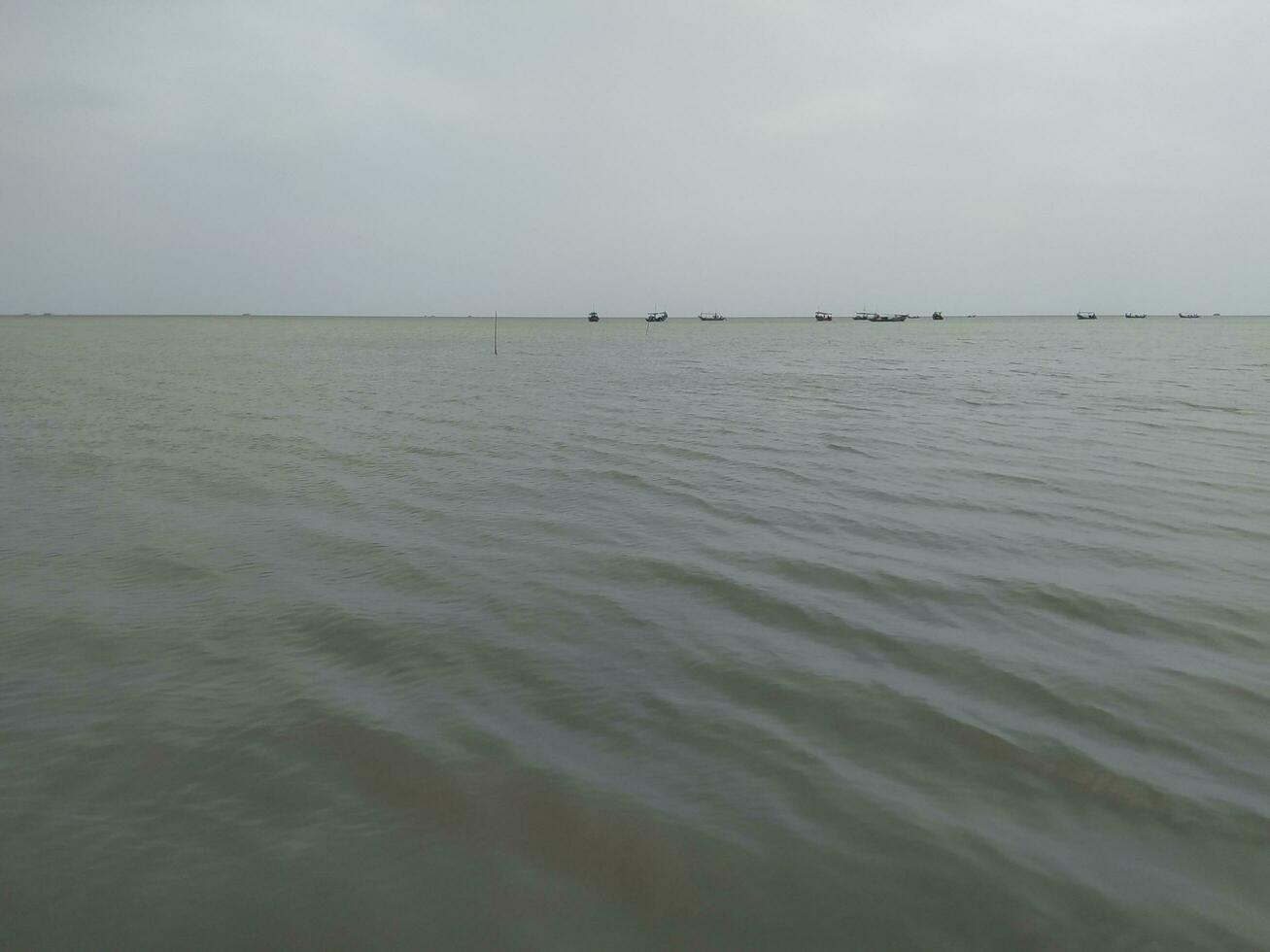 piccolo onde di oscuro mare acqua foto