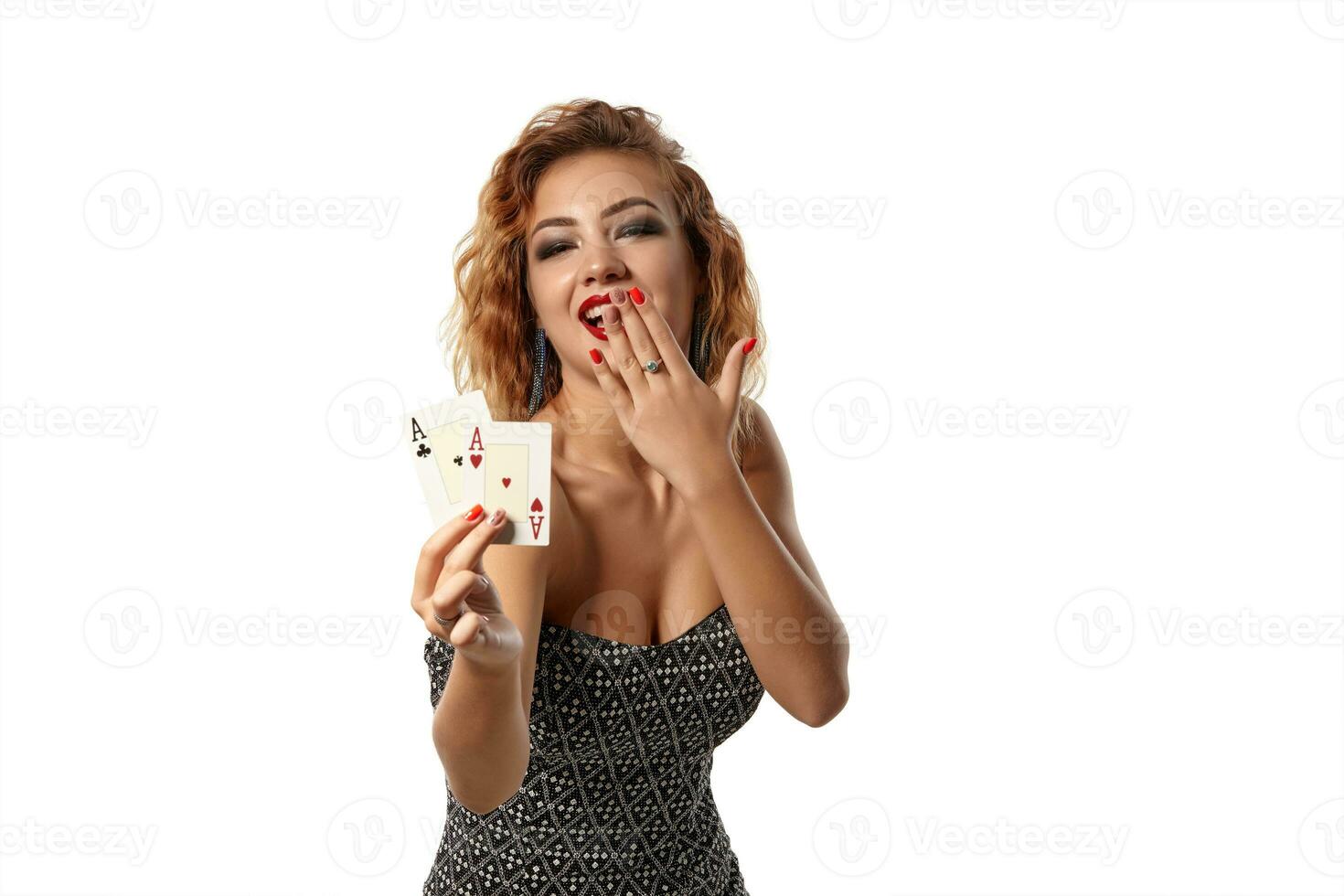 Zenzero ragazza indossare grigio vestito è in posa Tenere Due giocando carte nel sua mani in piedi isolato su bianca sfondo. casinò, poker. avvicinamento sparo. foto