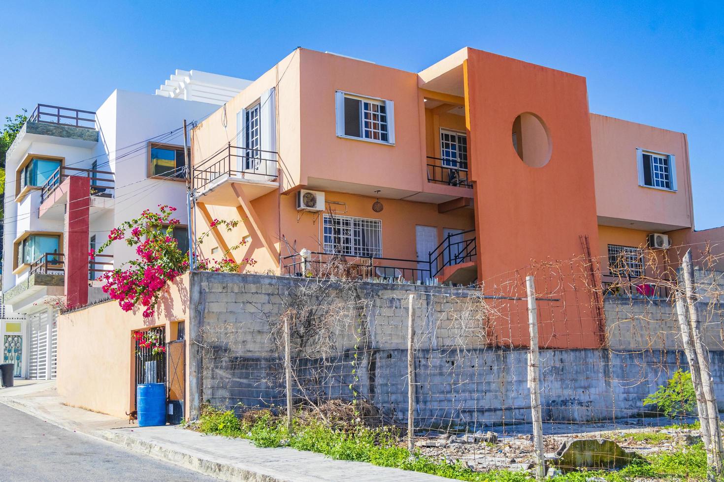 tipico edificio arancione a playa del carmen, messico foto