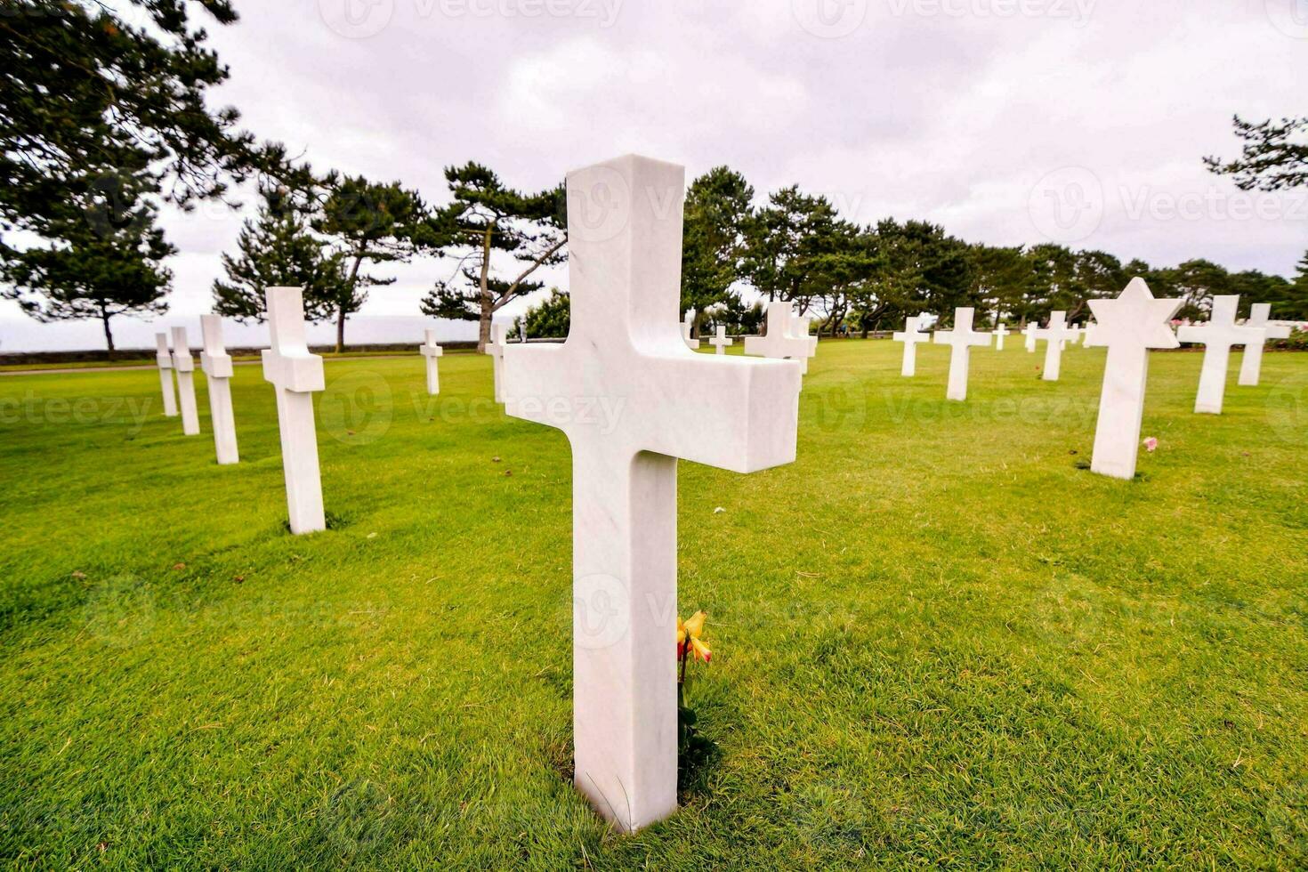 il bianca croci nel il erba a il cimitero foto