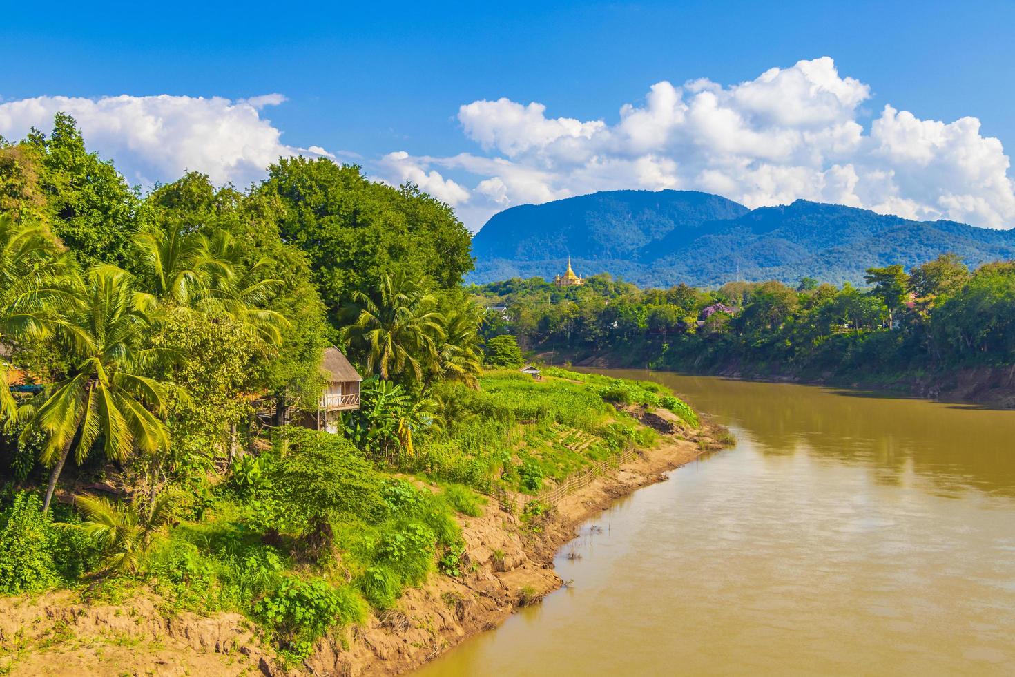 città di luang prabang in laos panorama del paesaggio con il fiume mekong. foto