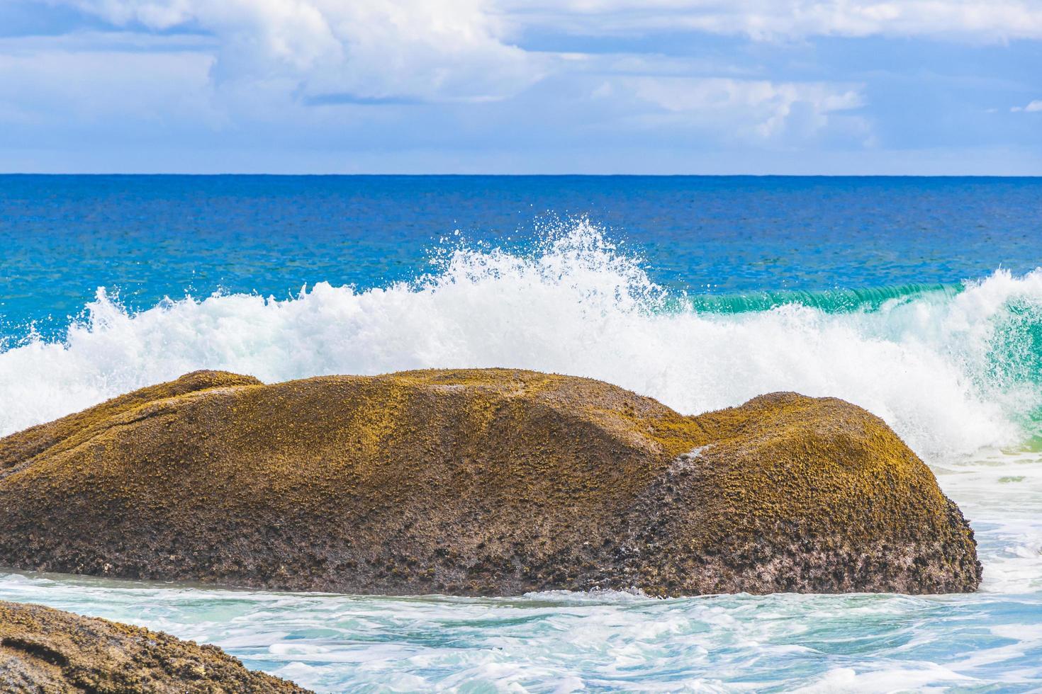 rocce onde praia lopes mendes spiaggia ilha grande island brasile. foto