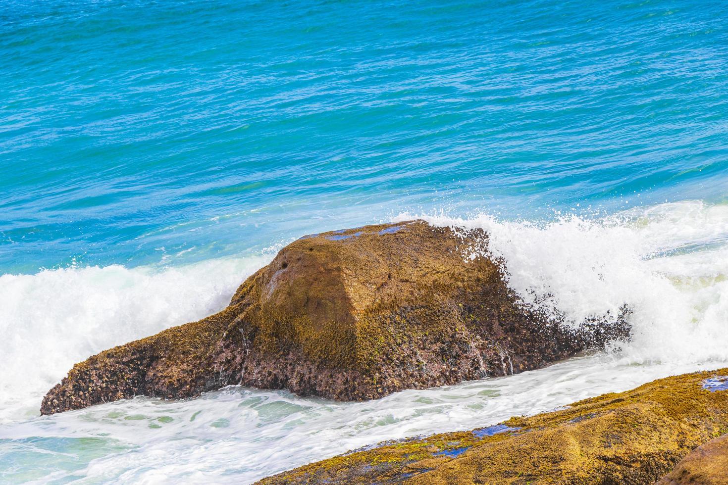 rocce onde praia lopes mendes spiaggia ilha grande island brasile. foto