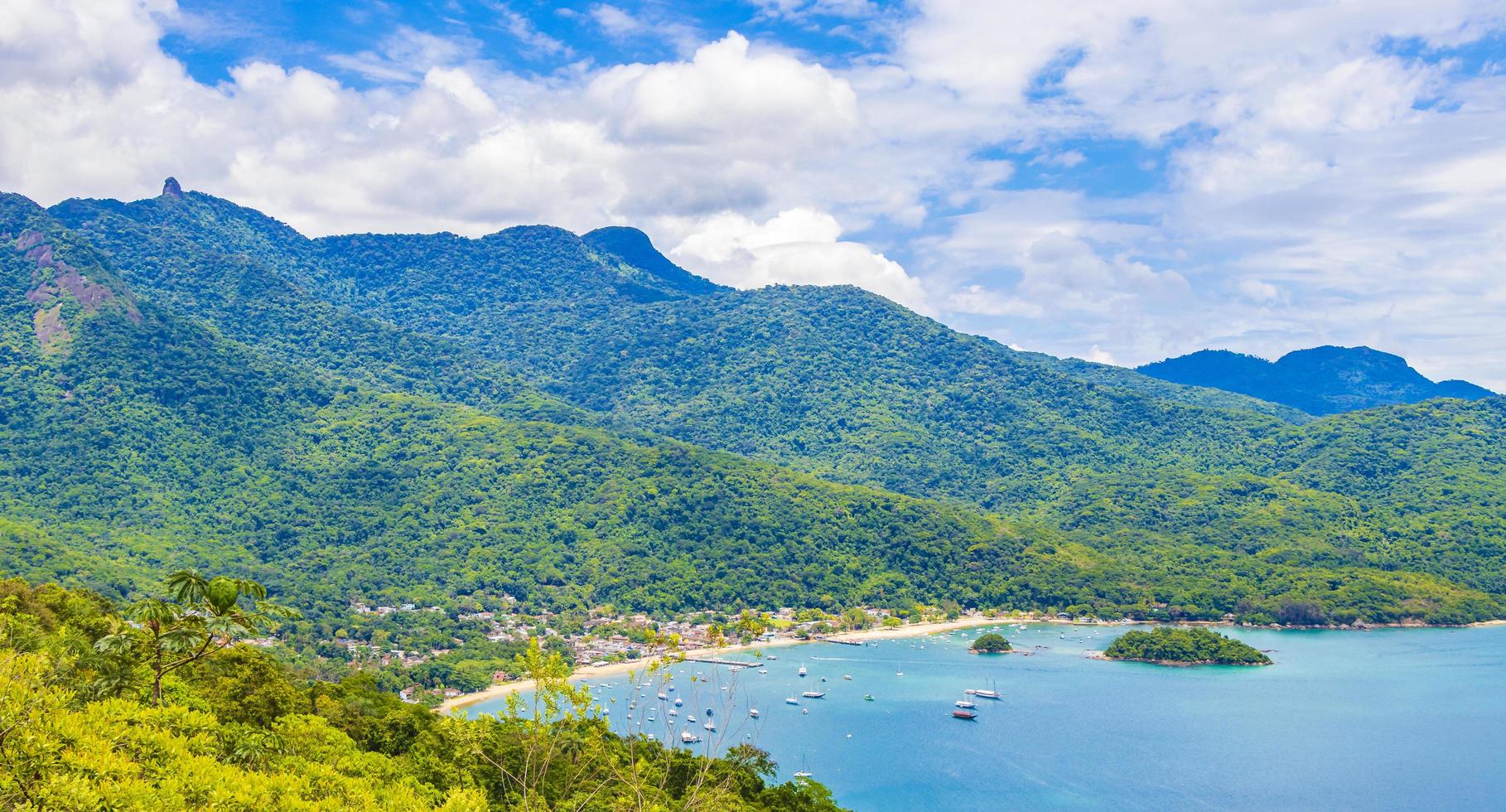 grande isola tropicale ilha grande abraao beach panorama brasile. foto