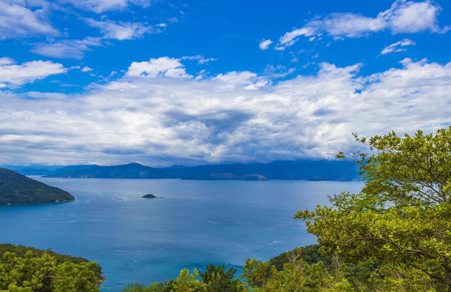 grande isola tropicale ilha grande abraao beach panorama brasile. foto