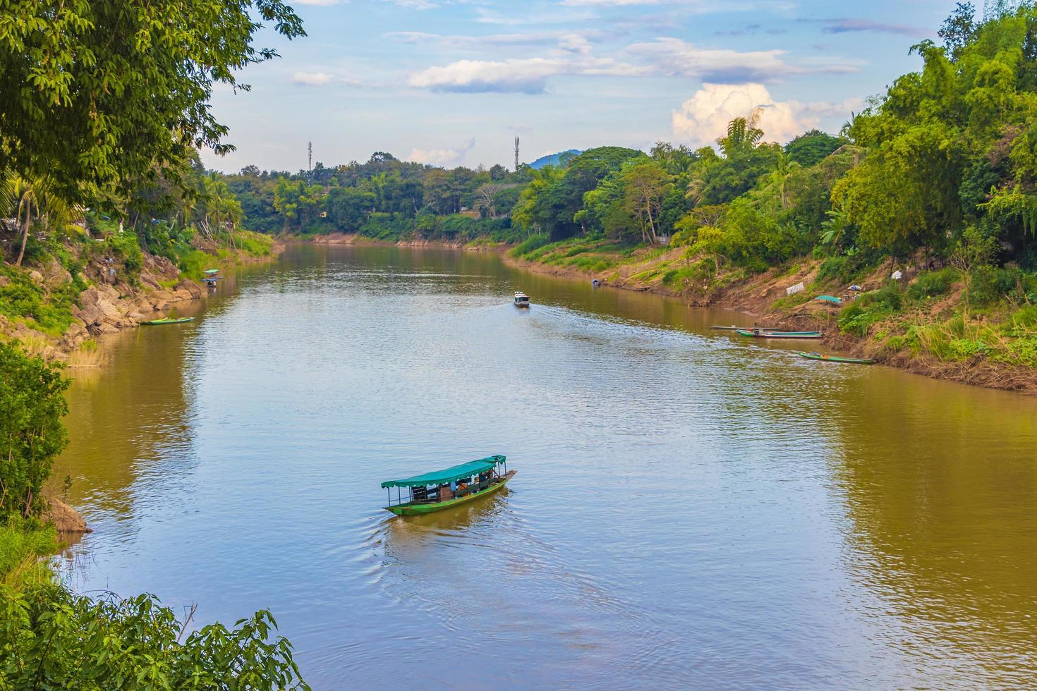 luang prabang, laos 2018- luang prabang città nel panorama del paesaggio laos con il fiume mekong. foto