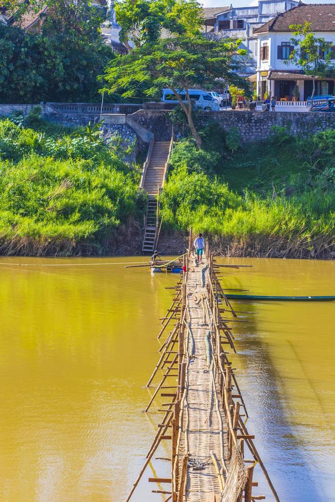 luang prabang, laos 2018- costruzione del ponte di bambù sul fiume mekong, luang prabang, laos foto