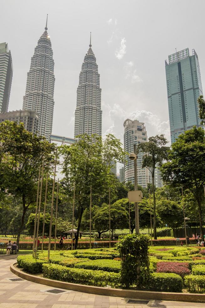 Parco Klcc e torri gemelle Petronas a Kuala Lumpur, Malesia. foto