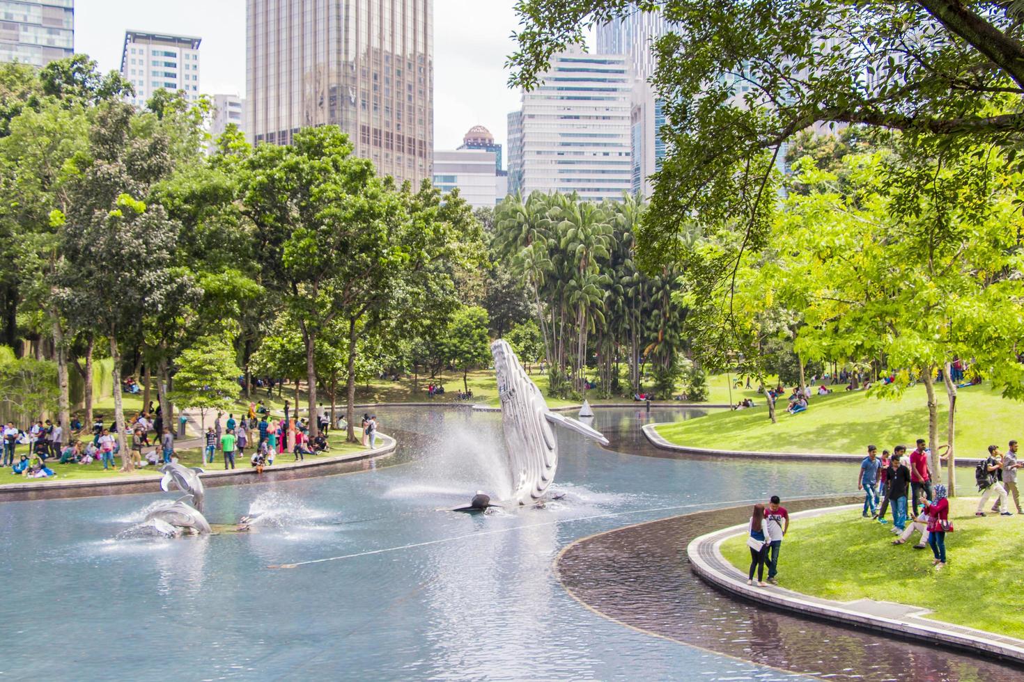 kuala lumpur, malesia- bellissimo parco klcc con lago simfoni foto