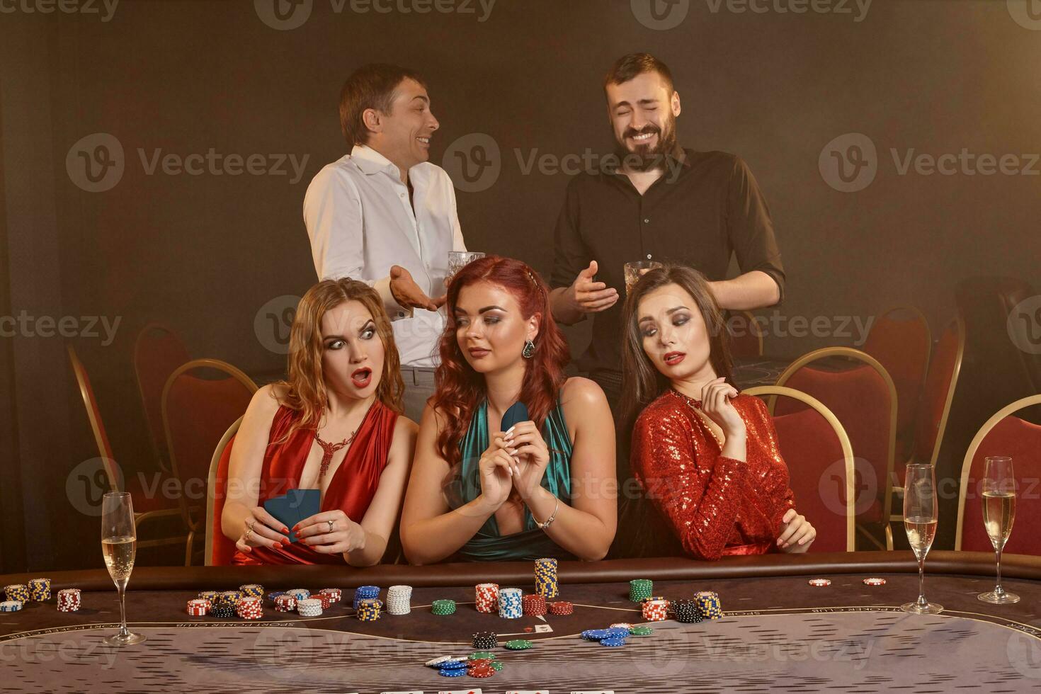 gruppo di un' giovane ricco amici siamo giocando poker a un' casinò. foto