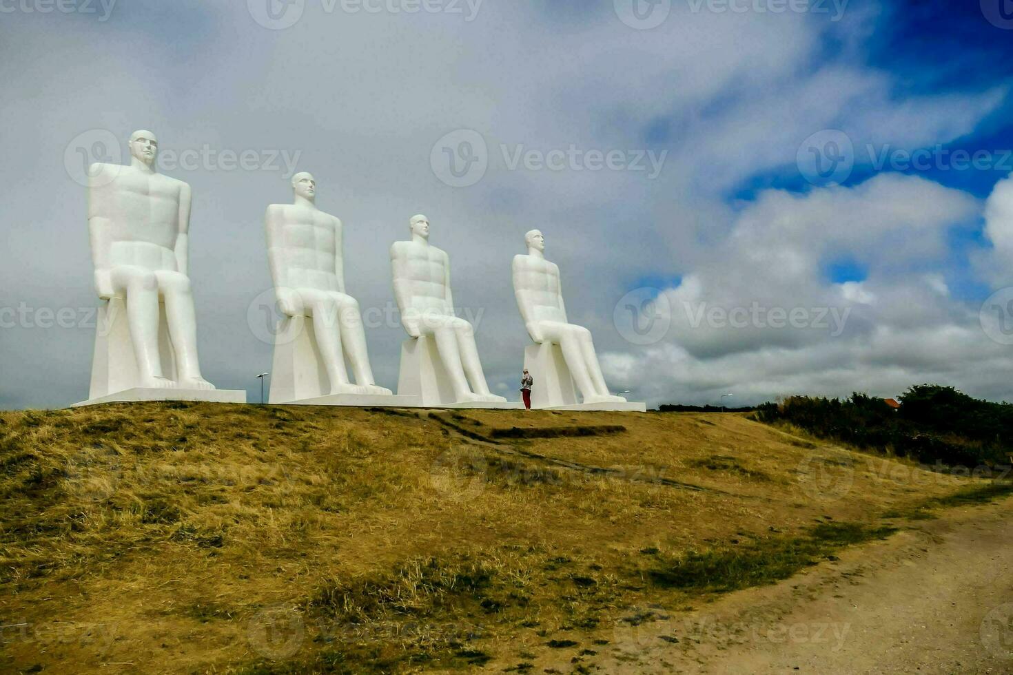 quattro bianca statue di uomini seduta foto
