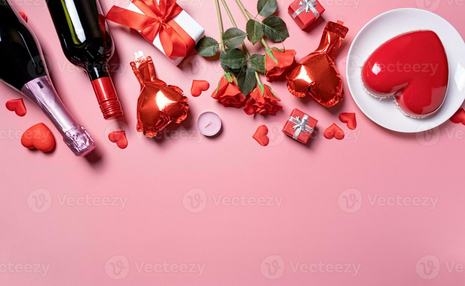cuore sagomato smaltato San Valentino torta e fiori su rosa sfondo foto