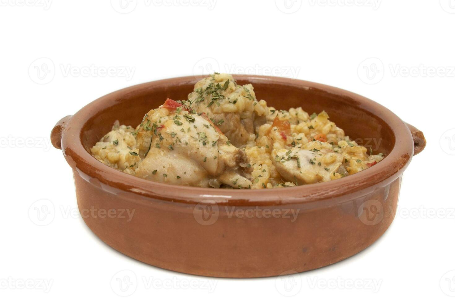 pollo riso stufato servito nel un' argilla ciotola, isolato su bianca sfondo. spagnolo cibo concetto. foto