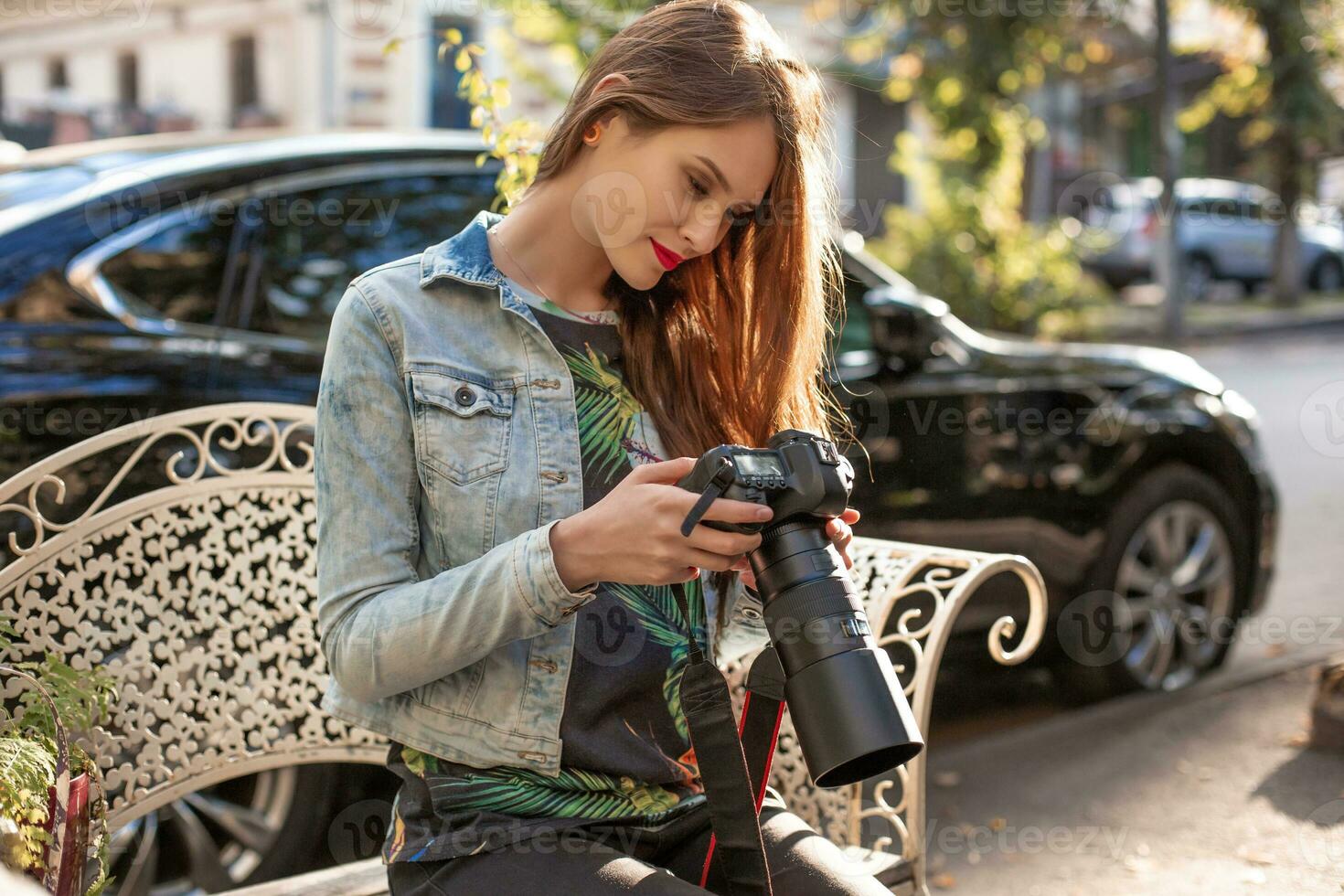 attraente turista donna fotografo con telecamera, all'aperto nel città strada. foto