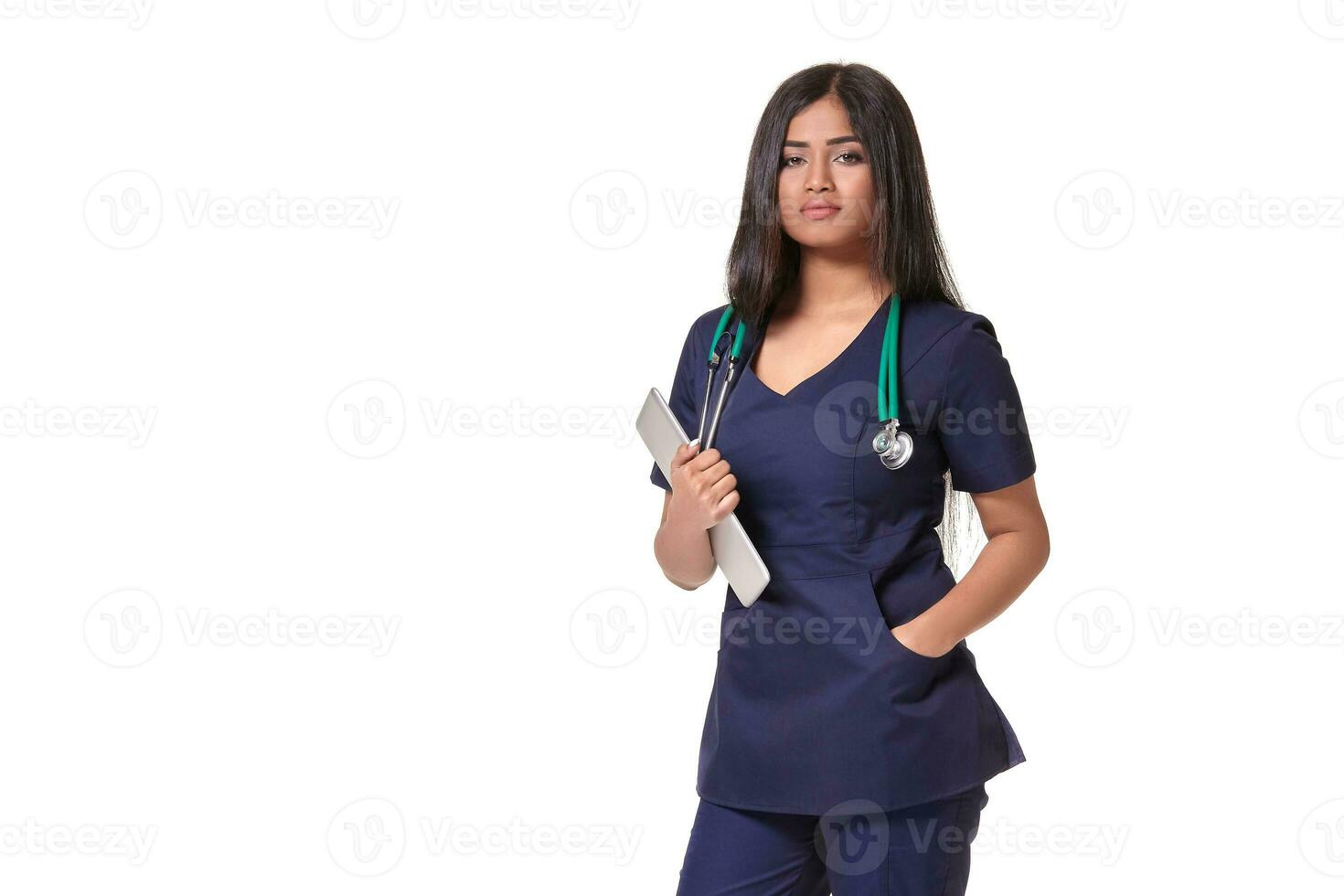 ritratto di giovane indiano medico donna con stetoscopio in giro collo isolato su bianca sfondo foto