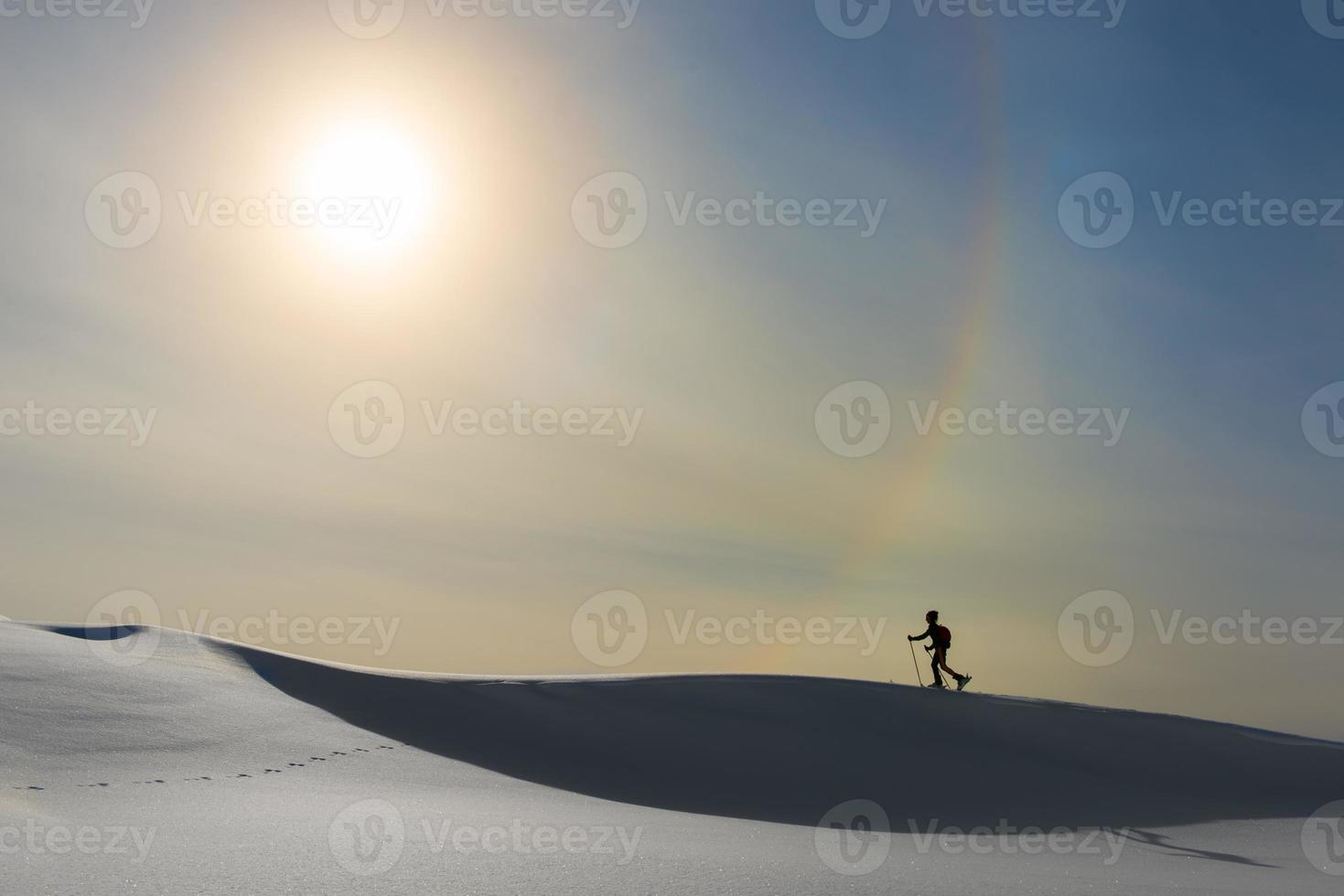 sciatore alpino con arcobaleno foto