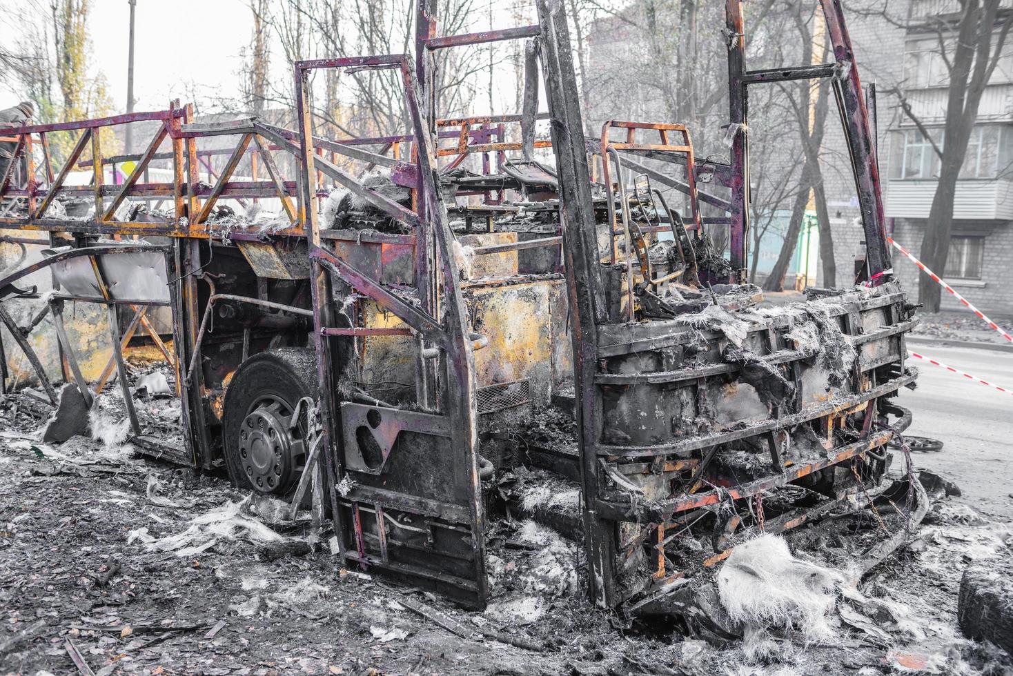 l'autobus bruciato è visto per strada dopo aver preso fuoco durante il viaggio, dopo l'incendio foto